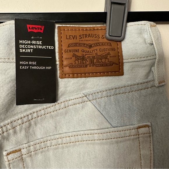 Levi’s High Rise Light Wash Deconstructed Jean Patchwork Raw Hem Skirt NWT 28 - Picture 9 of 16